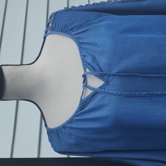 Retrelogy Chambray Peasant Top - Picture 2 of 11